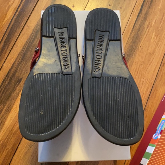 red MINNETONKA sandals - Picture 4 of 4